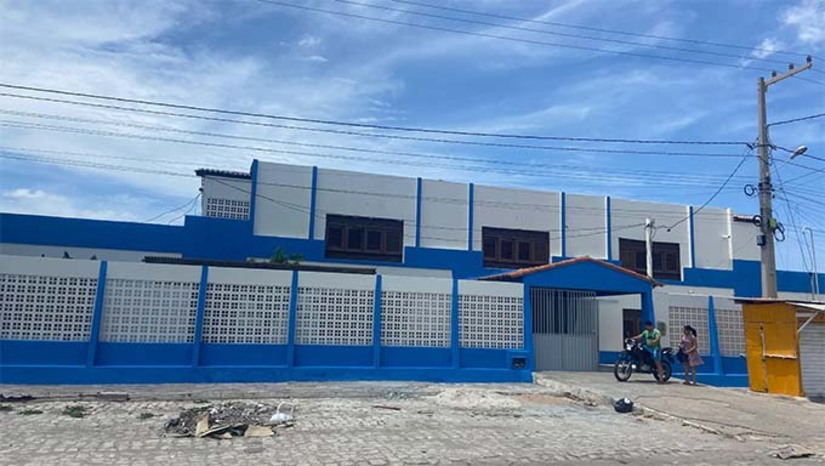 Imagem 1 - Pela primeira vez, a Prefeitura entregará além de fardamento, a mochila e o kit de material escolar completo, com vários itens para todos os estudantes de Grossos. Cerca de 1.400 alunos serão beneficiados. Para 2025, todas as oito escolas do município estão passando por reparos essenciais, como pintura, reparo nos banheiros, piso, colocação de janelas, manutenção da parte elétrica e hidráulica, limpeza geral, além da manutenção de carteiras e mobília para garantir uma ambiente seguro e confortável para os alunos e toda comunidade escolar. As aulas da rede municipal de ensino começam no próximo dia 24 de fevereiro. Imagem 1 - Pela primeira vez, a Prefeitura entregará além de fardamento, a mochila e o kit de material escolar completo, com vários itens para todos os estudantes de Grossos. Cerca de 1.400 alunos serão beneficiados. Para 2025, todas as oito escolas do município estão passando por reparos essenciais, como pintura, reparo nos banheiros, piso, colocação de janelas, manutenção da parte elétrica e hidráulica, limpeza geral, além da manutenção de carteiras e mobília para garantir uma ambiente seguro e confortável para os alunos e toda comunidade escolar. As aulas da rede municipal de ensino começam no próximo dia 24 de fevereiro.