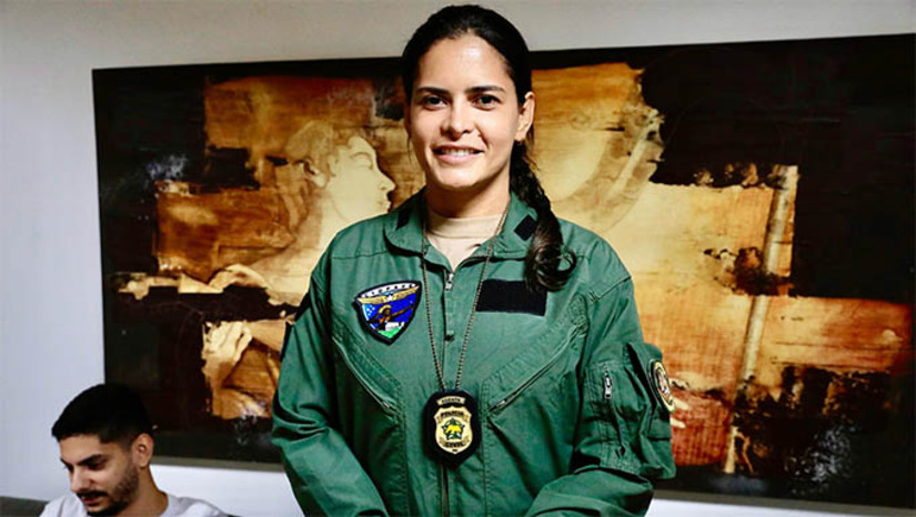 Imagem 1 - Policial civil de 40 anos será a primeira mulher a comandar helicópteros do CIOPAER no RN. Formada em educação física e professora da rede estadual de educação, a policial civil Paula Alessandra Medeiros Cardoso está em formação para pilotar um dos dois helicópteros do grupamento, que atua em operações de segurança, salvamento e resgate em todo o Rio Grande do Norte. “Sempre tive vontade de trabalhar com resgate e, na Polícia Civil, encontrei essa oportunidade de ingressar no comando de aeronave. Participei da Operação Verão no ano passado, o que me deu mais experiência. Agora, estou aqui, me preparando para essa nova missão”, disse ela. Imagem 1 - Policial civil de 40 anos será a primeira mulher a comandar helicópteros do CIOPAER no RN. Formada em educação física e professora da rede estadual de educação, a policial civil Paula Alessandra Medeiros Cardoso está em formação para pilotar um dos dois helicópteros do grupamento, que atua em operações de segurança, salvamento e resgate em todo o Rio Grande do Norte. “Sempre tive vontade de trabalhar com resgate e, na Polícia Civil, encontrei essa oportunidade de ingressar no comando de aeronave. Participei da Operação Verão no ano passado, o que me deu mais experiência. Agora, estou aqui, me preparando para essa nova missão”, disse ela.