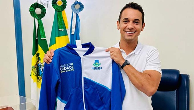 Imagem 1 -  De forma pioneira, o prefeito Allyson Bezerra inovou e criou nem 2022 o Programa Mossoró Cidade Educação, que garante entre outros benefícios, a entrega de material escolar completo aos alunos, além de fardamento, mochila, tênis e agora o moletom. Todas as escolas e creches do Município estão recebendo climatização ou se encontram em processo de finalização. O moletom foi pensado por Allyson em razão da climatização das escolas e creches do Município.