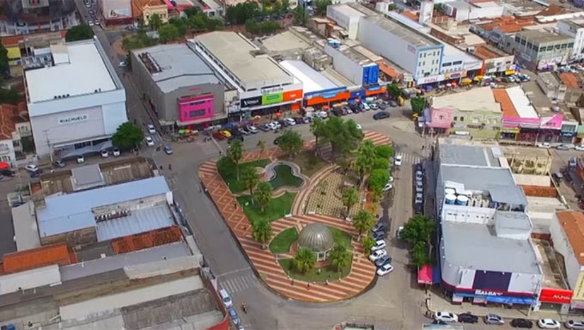 Imagem 1 - CDL e Sindilojas orientam a população a programar atividades durante o carnaval; confira horários. A população deve ficar atenta ao horário de funcionamento do comércio na cidade de Mossoró durante os festejos de momo. A Câmara de Dirigentes Lojistas (CDL) de Mossoró e o Sindicato do Comércio Varejista de Mossoró (Sindilojas) atualizaram o horário de funcionamento do comércio local durante os 5 dias de folia, que vão de 1 a 5 de março. Mais uma vez, o feriado municipal em celebração ao Dia do Comerciário, celebrado normalmente em 30 de outubro, foi adiantado, por meio de acordo sindical, para a segunda-feira, 3 de março. Neste caso não haverá expediente; veja a programação completa. Imagem 1 - CDL e Sindilojas orientam a população a programar atividades durante o carnaval; confira horários. A população deve ficar atenta ao horário de funcionamento do comércio na cidade de Mossoró durante os festejos de momo. A Câmara de Dirigentes Lojistas (CDL) de Mossoró e o Sindicato do Comércio Varejista de Mossoró (Sindilojas) atualizaram o horário de funcionamento do comércio local durante os 5 dias de folia, que vão de 1 a 5 de março. Mais uma vez, o feriado municipal em celebração ao Dia do Comerciário, celebrado normalmente em 30 de outubro, foi adiantado, por meio de acordo sindical, para a segunda-feira, 3 de março. Neste caso não haverá expediente; veja a programação completa.