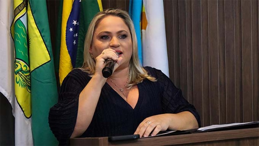Imagem 1 - Na leitura da mensagem, Cinthia destacou o programa Acelera Grossos, que pretende transformar a cidade em um grande canteiro de obras. Dentro dessa proposta audaciosa de realizações, a gestora citou o início do recapeamento da Avenida Raimundo Gonçalves e da obra da arena esportiva na comunidade de Boa Esperança, o programa habitacional “Meu lar, meu sonho”, que prevê a construção de mais de 200 moradias, e a valorização do turismo, com eventos que atraem visitantes e geram emprego e renda. Além disso, a gestão tem investido na valorização dos servidores públicos, com o pagamento do piso salarial para enfermeiros, professores e agentes de saúde. Imagem 1 - Na leitura da mensagem, Cinthia destacou o programa Acelera Grossos, que pretende transformar a cidade em um grande canteiro de obras. Dentro dessa proposta audaciosa de realizações, a gestora citou o início do recapeamento da Avenida Raimundo Gonçalves e da obra da arena esportiva na comunidade de Boa Esperança, o programa habitacional “Meu lar, meu sonho”, que prevê a construção de mais de 200 moradias, e a valorização do turismo, com eventos que atraem visitantes e geram emprego e renda. Além disso, a gestão tem investido na valorização dos servidores públicos, com o pagamento do piso salarial para enfermeiros, professores e agentes de saúde.