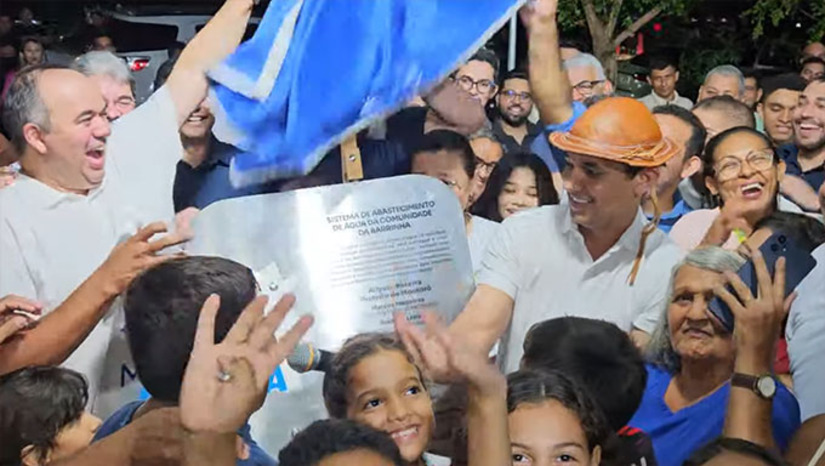 Imagem 1 - Na tarde desta sexta-feira, 21, ao lado da senadora Zenaide Maia, Allyson Bezerra inaugurou a UBS do Assentamento Cordão de Sombra, em seguida entregou o sistema adutor da comunidade da Barrinha e encerrou a agenda no bairro Santo Antônio, inaugurando a segunda quadra em Mossoró do Projeto Areninha Potiguar, criado pelo ex-senador Jean Paul Prates. Antes de encerrar, o prefeito assinou a transferência de cargo par ao vice-prefeito Marcos Medeiros e anunciou que vai passar uns dias de folga com a família. Imagem 1 - Na tarde desta sexta-feira, 21, ao lado da senadora Zenaide Maia, Allyson Bezerra inaugurou a UBS do Assentamento Cordão de Sombra, em seguida entregou o sistema adutor da comunidade da Barrinha e encerrou a agenda no bairro Santo Antônio, inaugurando a segunda quadra em Mossoró do Projeto Areninha Potiguar, criado pelo ex-senador Jean Paul Prates. Antes de encerrar, o prefeito assinou a transferência de cargo par ao vice-prefeito Marcos Medeiros e anunciou que vai passar uns dias de folga com a família.