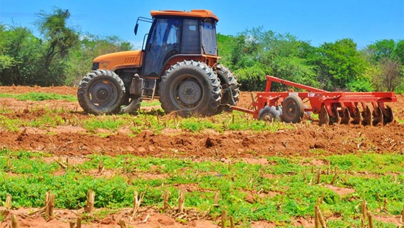 Imagem 1 - O Desenrola Rural tem como objetivo oferecer condições para a liquidação e a renegociação de dívidas, em situação de inadimplência, destinado a todas as agricultoras e agricultores familiares, pescadores artesanais, povos e comunidades tradicionais, cooperativas da agricultura familiar, produtores com dívidas do Pronaf e outras junto às instituições financeiras, com descontos e condições especiais para que produtores possam regularizar sua situação financeira e continuar investindo em sua produção. Imagem 1 - O Desenrola Rural tem como objetivo oferecer condições para a liquidação e a renegociação de dívidas, em situação de inadimplência, destinado a todas as agricultoras e agricultores familiares, pescadores artesanais, povos e comunidades tradicionais, cooperativas da agricultura familiar, produtores com dívidas do Pronaf e outras junto às instituições financeiras, com descontos e condições especiais para que produtores possam regularizar sua situação financeira e continuar investindo em sua produção.