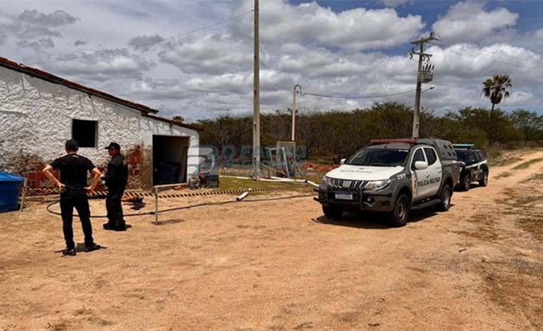 Imagem 1 - Três homens armados invadiram a propriedade e anunciaram o assalto, efetuando vários disparos. Uma das vítimas reagiu, entrou em luta corporal com um dos suspeitos e conseguiu tomar a arma. Em seguida, efetuou um disparo que atingiu o suspeito na região do olho. Os outros dois comparsas fugiram pelo matagal. O suspeito morreu no local. A Polícia Militar de Grossos isolou a área e solicitou reforços para realizar buscas na mata. Nenhum suspeito foi capturado. A Polícia Civil e o Instituto Técnico-Científico de Perícia (ITEP) também foram acionados para remover o corpo e iniciar as investigações. O caso será investigado pela 44ª Delegacia de Polícia Civil. Imagem 1 - Três homens armados invadiram a propriedade e anunciaram o assalto, efetuando vários disparos. Uma das vítimas reagiu, entrou em luta corporal com um dos suspeitos e conseguiu tomar a arma. Em seguida, efetuou um disparo que atingiu o suspeito na região do olho. Os outros dois comparsas fugiram pelo matagal. O suspeito morreu no local. A Polícia Militar de Grossos isolou a área e solicitou reforços para realizar buscas na mata. Nenhum suspeito foi capturado. A Polícia Civil e o Instituto Técnico-Científico de Perícia (ITEP) também foram acionados para remover o corpo e iniciar as investigações. O caso será investigado pela 44ª Delegacia de Polícia Civil.
