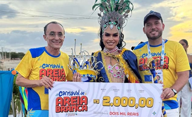 Imagem 1 -  O concurso foi realizado na praia de Upanema, os eleitos representaram o Bloco Só O Resto e o Grêmio Recreativo Escola de Samba Império da Costa Branca, respectivamente. Após a premiação, teve o retorno do tradicional Circuito Praia-Centro, arrastão com o trio elétrico Mega Líder com animação da cantora Alinne Rosa, ex-vocalista da banda Cheiro de Amor, da Bahia. A folia retorna no dia 28, com Alinne Reis comandando o “Arrastão dos Blocos”, saindo do Ginásio Rosário Cabral, encerrando o Campeonato de Blocos 2025. A festa segue até o dia 5 de março, a presença de atrações como Michele Andrade, Rafa e Pipo Marques, Grafith, Tatau, Cheiro de Amor, Netinho da Bahia, Sergynho, e muitos outros.