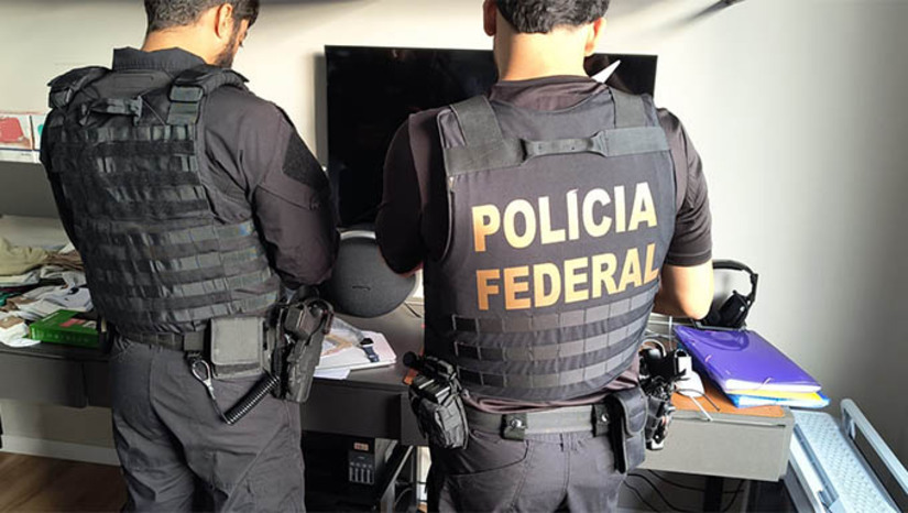 Imagem 1 - PF e RFB investigam empresa suspeita de crimes contra o sistema financeiro e lavagem de dinheiro. A empresa investigada, Alpha Energy Capital, que possui escritórios em Natal/RN e Barueri/SP, promovia a captação de recursos de investidores sob a promessa de rendimentos muito acima dos praticados no mercado, supostamente obtidos por meio da comercialização de créditos de energia solar. O grupo atraía pessoas de diversas regiões, comprometendo-se a pagar um rendimento mensal entre 4% e 5%, o que se revelou insustentável e com fortes indícios de fraude. O líder da organização criminosa foi preso nesta terça-feira (25). A PF ainda está cumprindo 18 mandados de busca e apreensão nas cidades de Natal/RN, Barueri/SP e Goiânia/GO. Imagem 1 - PF e RFB investigam empresa suspeita de crimes contra o sistema financeiro e lavagem de dinheiro. A empresa investigada, Alpha Energy Capital, que possui escritórios em Natal/RN e Barueri/SP, promovia a captação de recursos de investidores sob a promessa de rendimentos muito acima dos praticados no mercado, supostamente obtidos por meio da comercialização de créditos de energia solar. O grupo atraía pessoas de diversas regiões, comprometendo-se a pagar um rendimento mensal entre 4% e 5%, o que se revelou insustentável e com fortes indícios de fraude. O líder da organização criminosa foi preso nesta terça-feira (25). A PF ainda está cumprindo 18 mandados de busca e apreensão nas cidades de Natal/RN, Barueri/SP e Goiânia/GO.