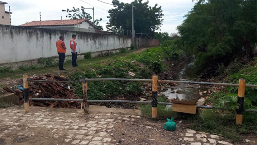 Imagem 1 - Descarte inadequado de lixo é uma das principais causas de obstrução de canais e bueiros. A Defesa Civil de Mossoró intensifica ações preventivas e reforça a importância do descarte correto de resíduos, visando reduzir transtornos, evitar alagamentos e garantir a segurança da população, tanto na zona urbana quanto na zona rural do município. O descarte inadequado de lixo compromete o escoamento da água e aumenta o risco de inundações. Imagem 1 - Descarte inadequado de lixo é uma das principais causas de obstrução de canais e bueiros. A Defesa Civil de Mossoró intensifica ações preventivas e reforça a importância do descarte correto de resíduos, visando reduzir transtornos, evitar alagamentos e garantir a segurança da população, tanto na zona urbana quanto na zona rural do município. O descarte inadequado de lixo compromete o escoamento da água e aumenta o risco de inundações.