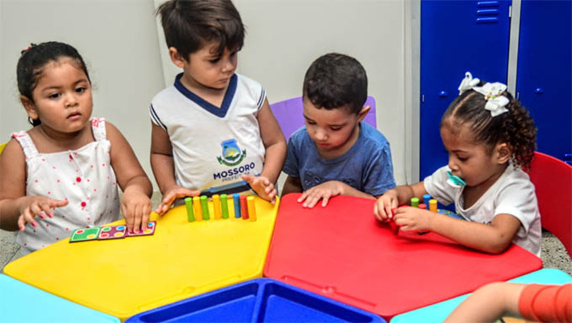 Imagem 1 -  Universitários podem se inscrever para atuar como estagiários na Rede Municipal de Ensino. As contratações visam atender à Educação Especial, que já conta com centenas de estagiários que atuam como auxiliares dos professores. As vagas são destinadas aos cursos de licenciaturas em Pedagogia, Letras, Música, Educação Física, História, Geografia, Matemática, Letras Libras, Educação do Campo, entre outros. Os cadastros devem ser efetuados através do Programa de Estágios, disponível no site da Prefeitura de Mossoró.