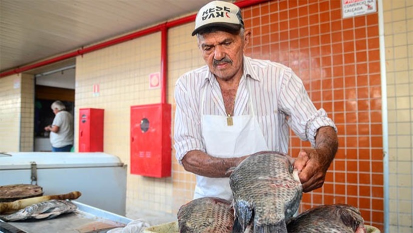 Imagem 1 - Os peixeiros que se encontravam trabalhando do lado de fora da Central de Abastecimento Prefeito Raimundo Soares (Cobal), localizada no centro da cidade, agora estão instalados na parte de dentro do Mercado. No total, foram deslocados nove peixeiros, cidadãos empreendedores que geram emprego, renda e o sustento das famílias por meio da venda dos peixes. De acordo com Sueldo Alves, o gerente de Mercados Públicos, em breve os peixeiros estarão em um espaço que está sendo preparado, mais adequado para o trabalho, com bancada de granito, pia e com toda instalação elétrica e hidráulica. Imagem 1 - Os peixeiros que se encontravam trabalhando do lado de fora da Central de Abastecimento Prefeito Raimundo Soares (Cobal), localizada no centro da cidade, agora estão instalados na parte de dentro do Mercado. No total, foram deslocados nove peixeiros, cidadãos empreendedores que geram emprego, renda e o sustento das famílias por meio da venda dos peixes. De acordo com Sueldo Alves, o gerente de Mercados Públicos, em breve os peixeiros estarão em um espaço que está sendo preparado, mais adequado para o trabalho, com bancada de granito, pia e com toda instalação elétrica e hidráulica.