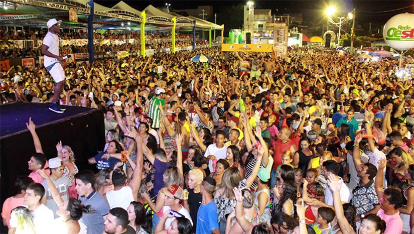 Imagem 1 -  Entre as novidades do Carnavald e Apodi deste ano, destacam-se mais de 200 agentes de segurança por dia, garantindo a tranquilidade dos foliões com  Polícia Militar, Polícia Civil, Bombeiros, e Segurança Privada e monitoramento por câmeras que estarão estrategicamente posicionadas em pontos de grande circulação de foliões. As câmeras irão garantir maior controle e prevenção de incidentes, toda a cidade será monitorada  durante o Carnaval. A folia em Apodi começa nesta sexta (28) com Xand Avião, Jonas Esticado e Inala.