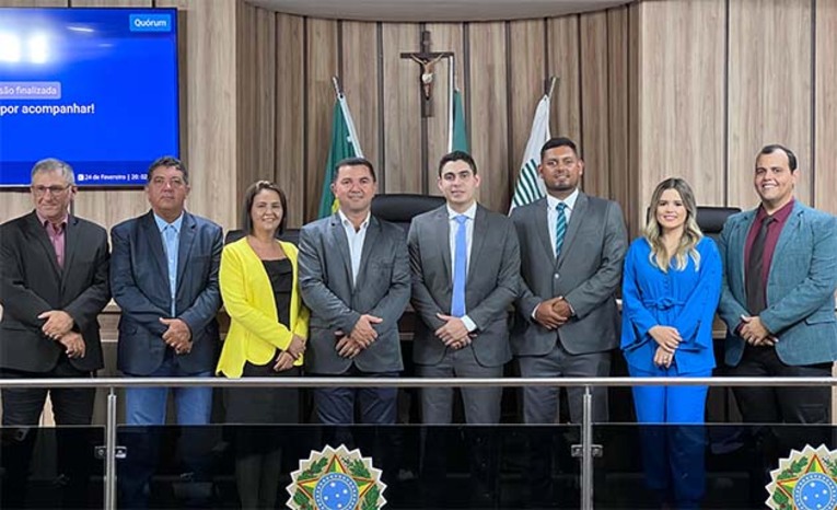 Imagem 1 - Na oportunidade, o chefe do Poder Executivo Municipal prestou contas das diversas ações realizadas em 2024, com destaque para investimentos em obras, ampliação da frota de veículos e o pagamento rigorosamente em dia dos servidores públicos municipais. Renan também elencou projetos e obras para o ano de 2025, como investimentos para a barragem de Umarí, para desenvolver o turismo do município. Imagem 1 - Na oportunidade, o chefe do Poder Executivo Municipal prestou contas das diversas ações realizadas em 2024, com destaque para investimentos em obras, ampliação da frota de veículos e o pagamento rigorosamente em dia dos servidores públicos municipais. Renan também elencou projetos e obras para o ano de 2025, como investimentos para a barragem de Umarí, para desenvolver o turismo do município.