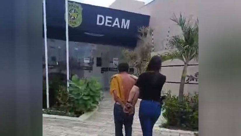 Imagem 1 - Condenado a mais de 17 anos de prisão por abusar da enteada de 12 anos é preso em Mossoró. A prisão do criminoso aconteceu na terça-feira (26). Ele foi condenado a uma pena de 17 anos, 6 meses e 18 dias de reclusão em regime fechado e estava foragido desde 20 de setembro de 2024. De acordo com as investigações, os crimes ocorreram entre os anos de 2018 e 2019. A vítima passou a residir com a mãe e o padrasto para auxiliar nos cuidados com a mulher, que havia sofrido um AVC. Segundo a polícia civil, os abusos aconteciam durante a noite, no quarto do casal, onde a vítima dormia ao lado da mãe enferma. Para evitar ser descoberto, o agressor administrava substâncias sedativas à então esposa, garantindo que ela dormisse profundamente enquanto cometia os crimes. Imagem 1 - Condenado a mais de 17 anos de prisão por abusar da enteada de 12 anos é preso em Mossoró. A prisão do criminoso aconteceu na terça-feira (26). Ele foi condenado a uma pena de 17 anos, 6 meses e 18 dias de reclusão em regime fechado e estava foragido desde 20 de setembro de 2024. De acordo com as investigações, os crimes ocorreram entre os anos de 2018 e 2019. A vítima passou a residir com a mãe e o padrasto para auxiliar nos cuidados com a mulher, que havia sofrido um AVC. Segundo a polícia civil, os abusos aconteciam durante a noite, no quarto do casal, onde a vítima dormia ao lado da mãe enferma. Para evitar ser descoberto, o agressor administrava substâncias sedativas à então esposa, garantindo que ela dormisse profundamente enquanto cometia os crimes.