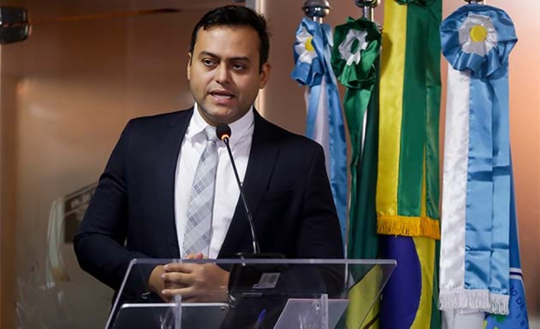 Imagem 1 - Em seu pronunciamento na Câmara Municipal, o vereador Thiago Marques lamentou o encerramento das operações da Azul Linhas Aéreas no Aeroporto Dix-sept Rosado, em Mossoró. Diante desse cenário, o parlamentar mencionou sugestões endereçadas à governadora Fátima Bezerra, como o envio de uma proposta concreta com relação a redução da alíquota do Querosene de Aviação (QAV). Imagem 1 - Em seu pronunciamento na Câmara Municipal, o vereador Thiago Marques lamentou o encerramento das operações da Azul Linhas Aéreas no Aeroporto Dix-sept Rosado, em Mossoró. Diante desse cenário, o parlamentar mencionou sugestões endereçadas à governadora Fátima Bezerra, como o envio de uma proposta concreta com relação a redução da alíquota do Querosene de Aviação (QAV).