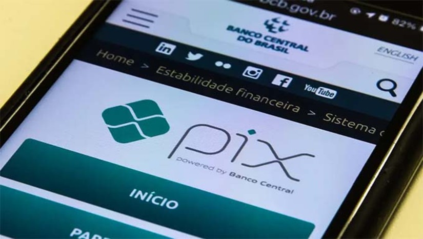 Imagem 1 - A modalidade vai permitir, como um padrão inicial, que sejam realizados pagamentos de até R$ 500,00 ao aproximar o celular da máquina de cartões. O valor poderá ser posteriormente alterado pelo usuário. Para ativar o Pix por aproximação, o usuário deverá vincular sua conta à carteira digital do celular. Imagem 1 - A modalidade vai permitir, como um padrão inicial, que sejam realizados pagamentos de até R$ 500,00 ao aproximar o celular da máquina de cartões. O valor poderá ser posteriormente alterado pelo usuário. Para ativar o Pix por aproximação, o usuário deverá vincular sua conta à carteira digital do celular.