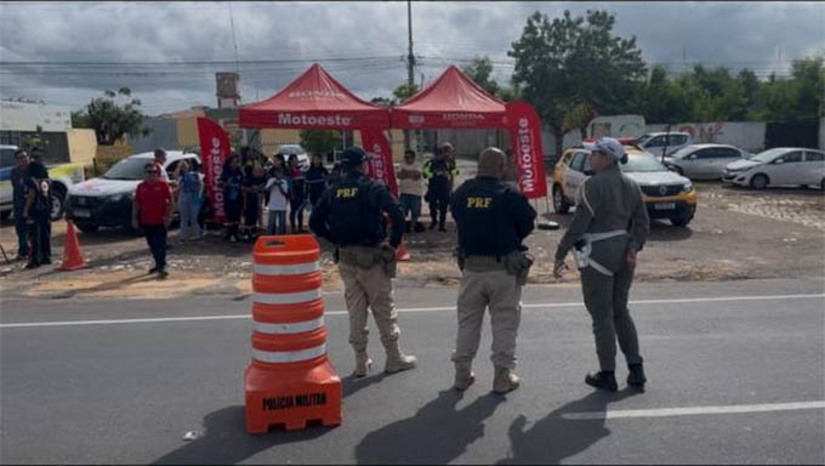 Imagem 1 -  PVT reforça condutas para a prevenção de acidentes de trânsito durante o Carnaval. Desde às 8h desta sexta-feira (28), as equipes do Programa Vida no Trânsito (PVT), vinculado à Secretaria Municipal de Saúde (SMS), e seus parceiros estão realizando uma blitz educativa voltada para a segurança nas estradas no período de Carnaval. A ação está acontecendo em frente à 2ª Companhia Independente de Policiamento Rodoviário Estadual (CIPRv), nas proximidades da rotatória do Hotel Thermas. A blitz educativa destaca a pertinência de obediência às regras de trânsito para a garantia da segurança de todos os envolvidos no processo.