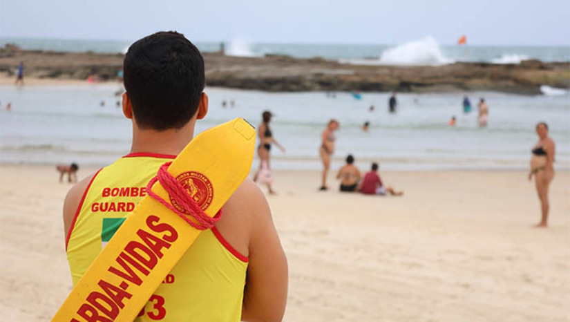 Imagem 1 - Aumento do fluxo de banhistas eleva o risco de afogamentos, alerta CBM. O Corpo de Bombeiros do Rio Grande do Norte está reforçando o alerta à população sobre os cuidados necessários ao frequentar praias, lagoas e açudes, principalmente no período de carnaval. "Neste período de festividades, queremos que todos aproveitem com segurança. Evitar locais não supervisionados, respeitar as sinalizações e nunca misturar bebida alcoólica com banho são atitudes que podem salvar vidas”, disse o diretor de operações do CBMRN, coronel Lucena. Imagem 1 - Aumento do fluxo de banhistas eleva o risco de afogamentos, alerta CBM. O Corpo de Bombeiros do Rio Grande do Norte está reforçando o alerta à população sobre os cuidados necessários ao frequentar praias, lagoas e açudes, principalmente no período de carnaval. "Neste período de festividades, queremos que todos aproveitem com segurança. Evitar locais não supervisionados, respeitar as sinalizações e nunca misturar bebida alcoólica com banho são atitudes que podem salvar vidas”, disse o diretor de operações do CBMRN, coronel Lucena.