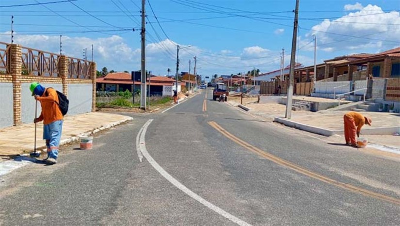 Imagem 1 - A prefeitura de Tibau está preprando a tradicional rua do Brisa, para a realização do Carnaval 2025. Em parceria com comerantes locais, a rua receberá toda estrutura para a festa. E para garantir o conforto e a segurança dos foliões que escolheram passar o carnaval em Tibau, a Prefeitura Municipal está proporcionando ajustes na iluminação pública, pintura de canteiros, serviços de varrição e podagem de árvores, além da retirada de entulhos. A Prefeitura também irá instalar tendas para os foliões, além de disciplinadores de contenção para organizar o trânsito de pedestres e veículos. Imagem 1 - A prefeitura de Tibau está preprando a tradicional rua do Brisa, para a realização do Carnaval 2025. Em parceria com comerantes locais, a rua receberá toda estrutura para a festa. E para garantir o conforto e a segurança dos foliões que escolheram passar o carnaval em Tibau, a Prefeitura Municipal está proporcionando ajustes na iluminação pública, pintura de canteiros, serviços de varrição e podagem de árvores, além da retirada de entulhos. A Prefeitura também irá instalar tendas para os foliões, além de disciplinadores de contenção para organizar o trânsito de pedestres e veículos.