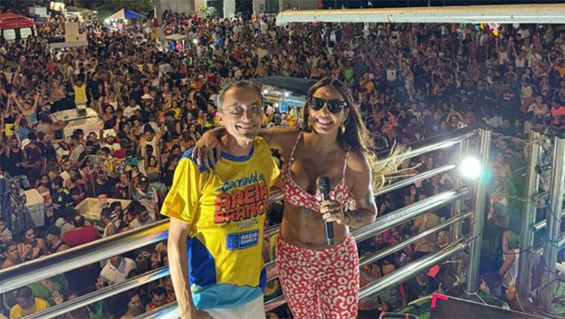 Imagem 1 - “O melhor carnaval do RN está de volta. E esse não é apenas o slogan da festa, é o sentimento que toma conta da cidade. O resgate do arrastão saindo da Praia de Upanema e indo até o cais e a volta dos camarotes, tudo isso faz com que o carnaval de Areia Branca tenha essa proporção que estamos vendo em todo o Rio Grande do Norte”, pontuou o prefeito Souza. O Carnaval de Areia Branca começa oficialmente nesta sexta (28), com o “Arrastão de Blocos”, que será comandado pela cantora Alinne Reis logo após as finais do Campeonato de Blocos. Imagem 1 - “O melhor carnaval do RN está de volta. E esse não é apenas o slogan da festa, é o sentimento que toma conta da cidade. O resgate do arrastão saindo da Praia de Upanema e indo até o cais e a volta dos camarotes, tudo isso faz com que o carnaval de Areia Branca tenha essa proporção que estamos vendo em todo o Rio Grande do Norte”, pontuou o prefeito Souza. O Carnaval de Areia Branca começa oficialmente nesta sexta (28), com o “Arrastão de Blocos”, que será comandado pela cantora Alinne Reis logo após as finais do Campeonato de Blocos.