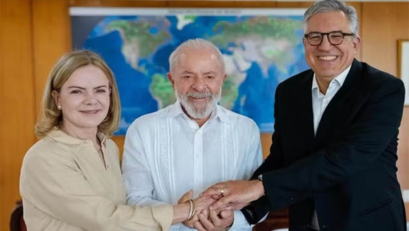 Imagem 1 - Gleisi Hoffmann será a nova Ministra de Relações Institucionais. A deputada federal e presidenta do PT assume o cargo no lugar de Alexandre Padilha, convidado por Lula para assumir o Ministério da Saúde. A Secretaria de Relações Institucionais da Presidência da República é a pasta responsável pela articulação política do governo. A posse da nova ministra está marcada para o dia 10 de março. Imagem 1 - Gleisi Hoffmann será a nova Ministra de Relações Institucionais. A deputada federal e presidenta do PT assume o cargo no lugar de Alexandre Padilha, convidado por Lula para assumir o Ministério da Saúde. A Secretaria de Relações Institucionais da Presidência da República é a pasta responsável pela articulação política do governo. A posse da nova ministra está marcada para o dia 10 de março.