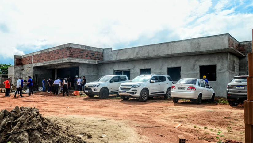 Imagem 1 -  “A Policlínica do grande Alto de São Manoel é um sonho da população de toda a região”. O prefeito interino de Mossoró, Marcos Medeiros, realizou visita, na tarde desta sexta-feira (28), às obras da nova Policlínica. O prédio está sendo construído na avenida Francisco Mota, na BR-110, no grande Alto de São Manoel, com investimento de R$ 7 milhões. A Policlínica ofertará atendimentos em diversas especialidades médicas, tais como: Angiologia, Cardiologia, Dermatologia, Endocrinologia, Ortopedia, Radiologia e Urologia. Além disso, vai dispor de realização de exames como raio-x digital e endoscopia.