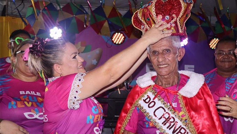Imagem 1 - A festa começou à tarde com o Educarnaval, bloco da rede municipal de ensino, no qual os alunos saíram às ruas com fantasias coloridas e criativas. Logo depois, no largo da Secretaria de Assistência Social, ocorreu o Baile da Melhor Idade, com o Grupo Reviver e a animação de Tonny Dilmar. Na sequência, foi a vez do Bloco Quer Vir Venha abrilhantar a primeira noite de folia na cidade, levando uma explosão de alegria e irreverência para a avenida. E para finalizar a noite de estreia do carnaval com chave de ouro, a banda Bota pra Torar assumiu o comando da festa até as primeiras horas da manhã. Imagem 1 - A festa começou à tarde com o Educarnaval, bloco da rede municipal de ensino, no qual os alunos saíram às ruas com fantasias coloridas e criativas. Logo depois, no largo da Secretaria de Assistência Social, ocorreu o Baile da Melhor Idade, com o Grupo Reviver e a animação de Tonny Dilmar. Na sequência, foi a vez do Bloco Quer Vir Venha abrilhantar a primeira noite de folia na cidade, levando uma explosão de alegria e irreverência para a avenida. E para finalizar a noite de estreia do carnaval com chave de ouro, a banda Bota pra Torar assumiu o comando da festa até as primeiras horas da manhã.