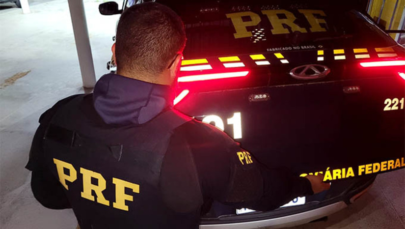 Imagem 1 -  Homem é preso em flagrante pela PRF por violência doméstica, em Apodi. A prisão aconteceu  no km 75 da BR-405, durante as fiscalizações da Operação Carnaval 2025. A equipe da PRF foi acionada por populares e, ao chegar ao local, encontrou a vítima sentada na calçada, visivelmente abalada, enquanto o agressor tentava deixar a residência. Diante da situação, os policiais deram voz de prisão ao homem, que foi detido com base na Lei nº 11.340/2006 (Lei Maria da Penha).