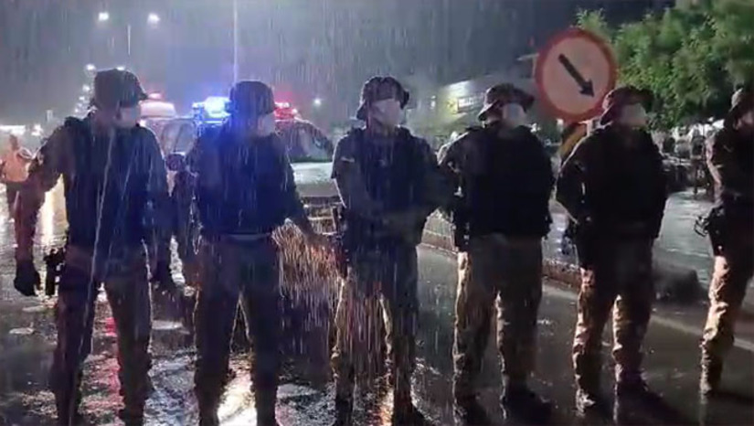 Imagem 1 - Quatro ocorrências distintas se destacaram neste carnaval. O trabalho preventivo foi realizado mesmo com a chuva intensa em alguns dias. Um acidente na BR 110, uma tentativa de assassinato em Pau dos Ferros, um homem baleado em Governador Dix Sept Rosado e um mossoroense que faleceu vítima de um choque elétrico em Apodi-RN, movimentação tranquilia se considerado a grandiosidade das festas realizadas em Apodi, Areia Branca, Caicó e na Grande Natal. Imagem 1 - Quatro ocorrências distintas se destacaram neste carnaval. O trabalho preventivo foi realizado mesmo com a chuva intensa em alguns dias. Um acidente na BR 110, uma tentativa de assassinato em Pau dos Ferros, um homem baleado em Governador Dix Sept Rosado e um mossoroense que faleceu vítima de um choque elétrico em Apodi-RN, movimentação tranquilia se considerado a grandiosidade das festas realizadas em Apodi, Areia Branca, Caicó e na Grande Natal.