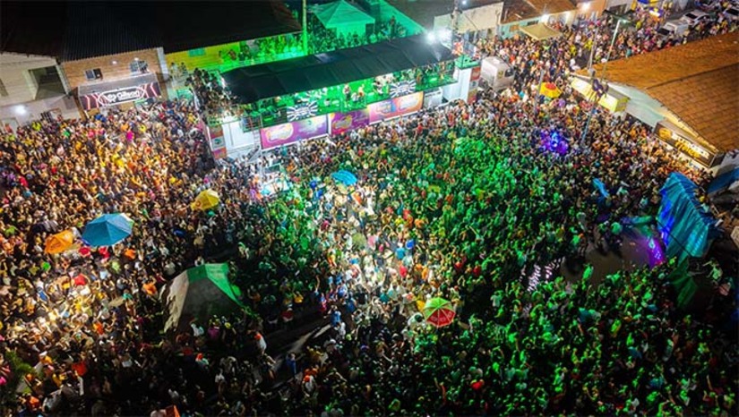 Imagem 1 -  A banda Grafith liderou o maior arrastão da história do município, tomando as duas faixas da Avenida Raimundo Gonçalves com um mar de gente que dançou ao som dos hits consagrados do grupo natalense. O evento, que reuniu cerca de 35 mil pessoas segundo a Polícia Militar, consolidou Grossos como um dos principais destinos carnavalescos do estado, sendo uma referência turística da região nesse período. 