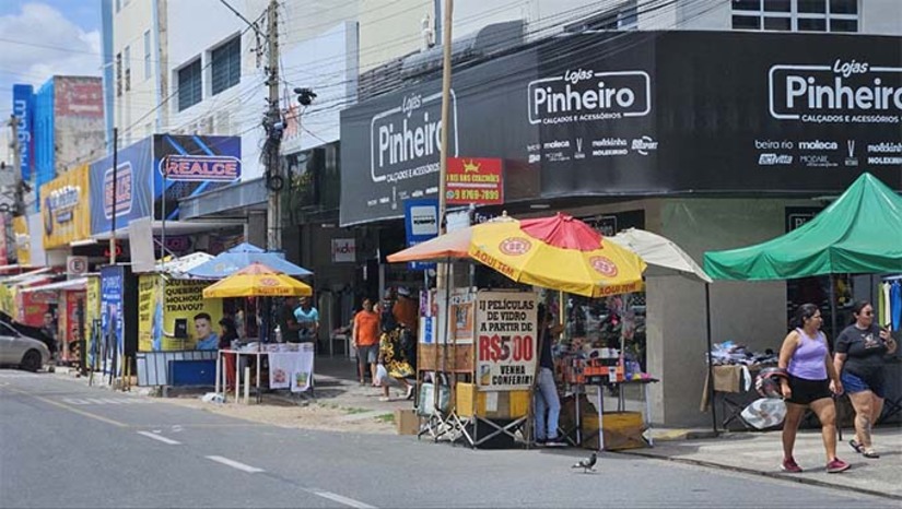 Imagem 1 - O comércio tem seu funcionamento normal nesta quarta-feira de Cinzas. As agências bancárias e Correios retomam o atendimento ao meio-dia, conforme a Federação Brasileira de Bancos (Febraban). A rede de atendimento do Instituto Nacional do Seguro Social (INSS) só retomará o atendimento presencial a partir das 14h para usuários agendados pelo site ou aplicativo Meu INSS. No Partage Shopping Mossoró nesta quarta-feira de Cinzas, as lojas e quiosques abrem das 12h às 22h; Operações de alimentação das 11h às 22h; Lazer das 11h às 22h; Multicine conforme programação. As redes de Supermercados também operam nos horários normais nesta quarta-feira (05). Imagem 1 - O comércio tem seu funcionamento normal nesta quarta-feira de Cinzas. As agências bancárias e Correios retomam o atendimento ao meio-dia, conforme a Federação Brasileira de Bancos (Febraban). A rede de atendimento do Instituto Nacional do Seguro Social (INSS) só retomará o atendimento presencial a partir das 14h para usuários agendados pelo site ou aplicativo Meu INSS. No Partage Shopping Mossoró nesta quarta-feira de Cinzas, as lojas e quiosques abrem das 12h às 22h; Operações de alimentação das 11h às 22h; Lazer das 11h às 22h; Multicine conforme programação. As redes de Supermercados também operam nos horários normais nesta quarta-feira (05).