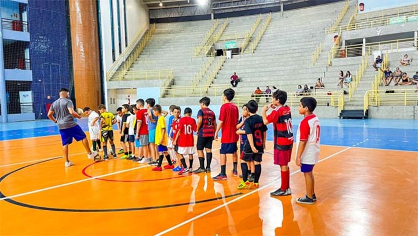 Imagem 1 - A temporada 2025 do projeto, que reúne alunos dos 9 aos 17 anos, para iniciação e desenvolvimento de habilidades esportivas, começa na próxima segunda-feira (10). As aulas do projeto "Mossoró Olímpico" serão ministradas no Ginásio Pedro Ciarlini. Este ano, a Prefeitura dobrou o número de vagas para o projeto, que passou a comportar 600 alunos. Ainda há vagas na maioria das modalidades ofertadas. Para se inscrever, os interessados devem procurar a Sesporte, que funciona no Ginásio Pedro Ciarlini, das 7h às 17h (sem intervalo para almoço), para realizar a matrícula, levando documentos com foto do responsável e do aluno, além de comprovante de residência. Imagem 1 - A temporada 2025 do projeto, que reúne alunos dos 9 aos 17 anos, para iniciação e desenvolvimento de habilidades esportivas, começa na próxima segunda-feira (10). As aulas do projeto "Mossoró Olímpico" serão ministradas no Ginásio Pedro Ciarlini. Este ano, a Prefeitura dobrou o número de vagas para o projeto, que passou a comportar 600 alunos. Ainda há vagas na maioria das modalidades ofertadas. Para se inscrever, os interessados devem procurar a Sesporte, que funciona no Ginásio Pedro Ciarlini, das 7h às 17h (sem intervalo para almoço), para realizar a matrícula, levando documentos com foto do responsável e do aluno, além de comprovante de residência.