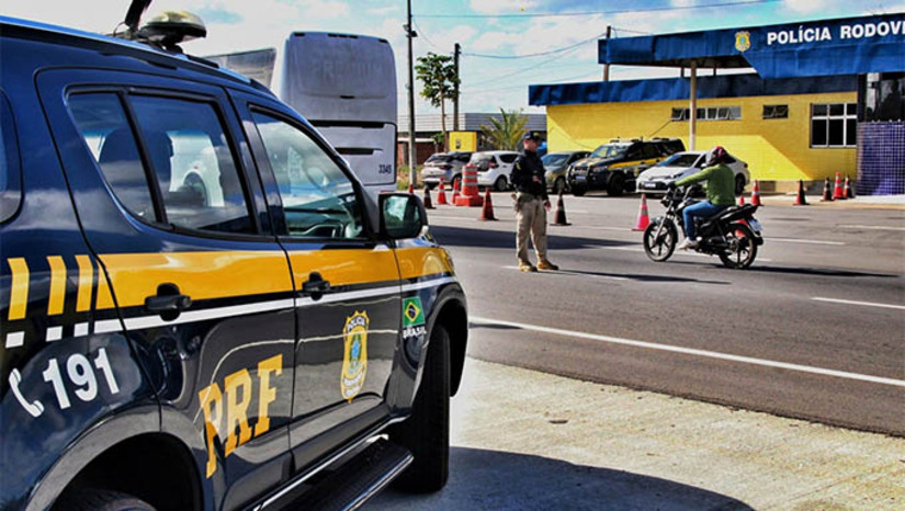 Imagem 1 - Carnaval 2025: PRF registra redução de 12,5% em acidentes nas rodovias federais do RN. O balanço divulgado da “Operação Carnaval 2025” foi divulgado nesta quinta-feira (6). O período registrou 21 acidentes nas rodovias federais que cortam o estado, quatro a menos do que em 2024. Um dos destaques positivos da operação foi a queda de 37% no número de feridos, totalizando 17 vítimas, das quais 16 tiveram ferimentos leves e 4 ficaram em estado grave. Essa redução reflete o impacto das ações preventivas e da fiscalização intensificada ao longo do feriado. Imagem 1 - Carnaval 2025: PRF registra redução de 12,5% em acidentes nas rodovias federais do RN. O balanço divulgado da “Operação Carnaval 2025” foi divulgado nesta quinta-feira (6). O período registrou 21 acidentes nas rodovias federais que cortam o estado, quatro a menos do que em 2024. Um dos destaques positivos da operação foi a queda de 37% no número de feridos, totalizando 17 vítimas, das quais 16 tiveram ferimentos leves e 4 ficaram em estado grave. Essa redução reflete o impacto das ações preventivas e da fiscalização intensificada ao longo do feriado.