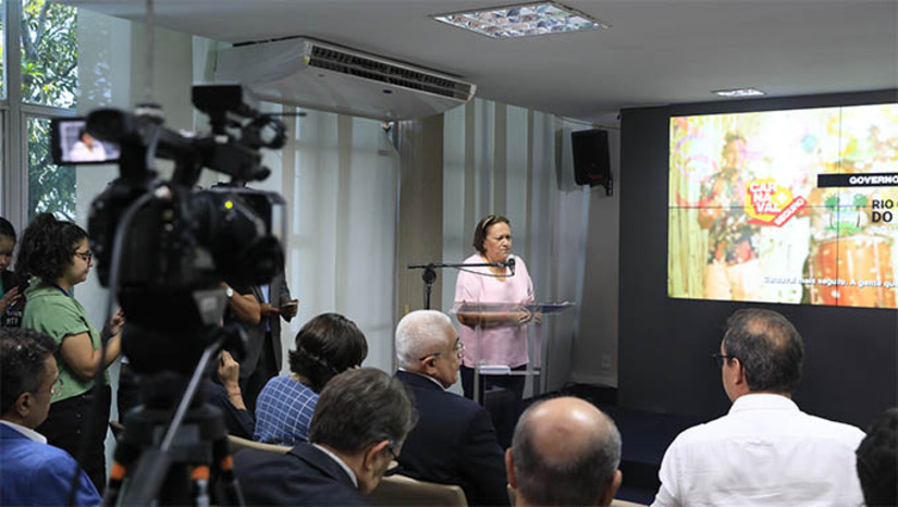 Imagem 1 - “Tivemos o carnaval mais seguro e acolhedor dos últimos tempos no RN”. A governadora Fátima Bezerra apresentou o resultado da Operação Carnaval 2025, realizada entre os dias 28 de fevereiro e 5 de março. A operação ocorreu de forma integrada, com a atuação das forças de segurança, além de ações educativas nas áreas da Saúde, Cultura, Turismo e da Mulher, Juventude, Igualdade Racial e Direitos Humanos. “Reduzimos mais de 50% dos crimes. Até alguns anos atrás, o RN era um dos estados mais violentos; hoje, é um dos mais seguros. Agradecemos o trabalho das forças de segurança por trazer bem-estar e tranquilidade ao povo potiguar, a partir de uma decisão do governo em melhorar a segurança pública”, avaliou a governadora. Imagem 1 - “Tivemos o carnaval mais seguro e acolhedor dos últimos tempos no RN”. A governadora Fátima Bezerra apresentou o resultado da Operação Carnaval 2025, realizada entre os dias 28 de fevereiro e 5 de março. A operação ocorreu de forma integrada, com a atuação das forças de segurança, além de ações educativas nas áreas da Saúde, Cultura, Turismo e da Mulher, Juventude, Igualdade Racial e Direitos Humanos. “Reduzimos mais de 50% dos crimes. Até alguns anos atrás, o RN era um dos estados mais violentos; hoje, é um dos mais seguros. Agradecemos o trabalho das forças de segurança por trazer bem-estar e tranquilidade ao povo potiguar, a partir de uma decisão do governo em melhorar a segurança pública”, avaliou a governadora.