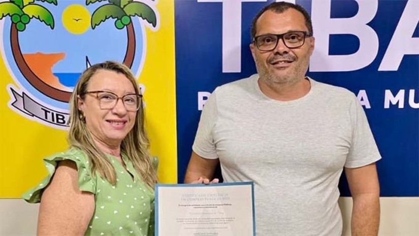 Imagem 1 - A prefeita Lidiane Marques compartilhou a conquista com toda a equipe, enaltecendo o esforço e a dedicação de cada servidor para garantir a excelência na gestão pública. "Essa premiação é fruto do trabalho de uma equipe comprometida em realizar com zelo e inovação todos os processos de compras da Prefeitura de Tibau", afirmou a prefeita. O Certificado de Excelência em Compras Públicas é concedido pelo Portal de Compras Públicas aos órgãos e entidades da administração pública que se destacam pela excelência na gestão de compras públicas, adotando práticas inovadoras e eficientes. Imagem 1 - A prefeita Lidiane Marques compartilhou a conquista com toda a equipe, enaltecendo o esforço e a dedicação de cada servidor para garantir a excelência na gestão pública. "Essa premiação é fruto do trabalho de uma equipe comprometida em realizar com zelo e inovação todos os processos de compras da Prefeitura de Tibau", afirmou a prefeita. O Certificado de Excelência em Compras Públicas é concedido pelo Portal de Compras Públicas aos órgãos e entidades da administração pública que se destacam pela excelência na gestão de compras públicas, adotando práticas inovadoras e eficientes.