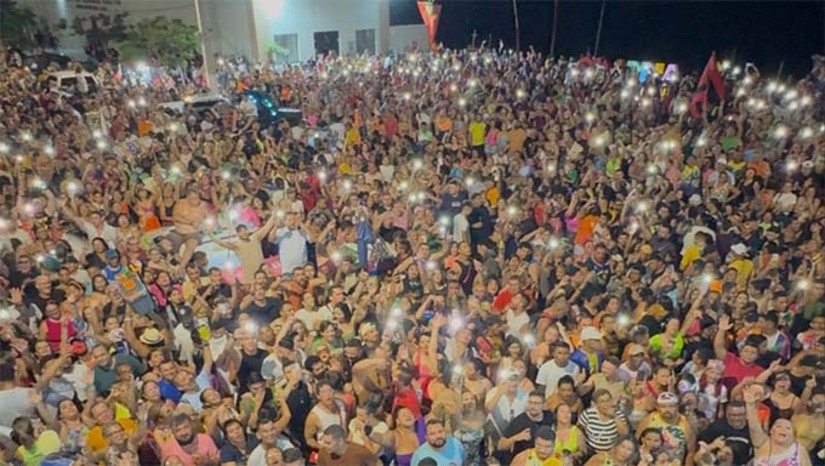 Imagem 1 - Um dos pontos altos da festa, além dos shows e dos arrastões que levaram uma multidão às ruas, foi o esquema de segurança, que contou com mais de 200 agentes atuando em todos os polos do evento e sistema de videomonitoramento no Largo da Folia, espaço onde também havia revista em todas as suas entradas. “O melhor carnaval do RN voltou, e voltou com força total. Trouxemos de volta o Largo da Folia, palco de grandes apresentações que movimentou a cidade de ponta a ponta”, destacou o prefeito Souza. Imagem 1 - Um dos pontos altos da festa, além dos shows e dos arrastões que levaram uma multidão às ruas, foi o esquema de segurança, que contou com mais de 200 agentes atuando em todos os polos do evento e sistema de videomonitoramento no Largo da Folia, espaço onde também havia revista em todas as suas entradas. “O melhor carnaval do RN voltou, e voltou com força total. Trouxemos de volta o Largo da Folia, palco de grandes apresentações que movimentou a cidade de ponta a ponta”, destacou o prefeito Souza.