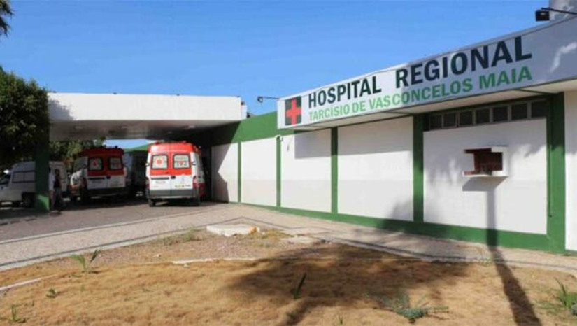 Imagem 1 - Idoso internado há 4 dias após sofrer acidente de trânsito morre no HRTM. Antônio Francisco da Penha, de 87 anos, entrou em óbito nesta quinta-feira (6), no Hospital Regional Tarcísio Maia, onde estava internado desde o domingo (2). A motoneta que ele conduzia colidiu em outra motocicleta, no viaduto do Santa Delmira. O condutor do outro veículo também chegou a ser hospitalizado, mas já recebeu alta. Antônio Francisco, no entanto, acabou não resistindo aos ferimentos. A polícia civil vai investigar as circunstâncias do acidente. Imagem 1 - Idoso internado há 4 dias após sofrer acidente de trânsito morre no HRTM. Antônio Francisco da Penha, de 87 anos, entrou em óbito nesta quinta-feira (6), no Hospital Regional Tarcísio Maia, onde estava internado desde o domingo (2). A motoneta que ele conduzia colidiu em outra motocicleta, no viaduto do Santa Delmira. O condutor do outro veículo também chegou a ser hospitalizado, mas já recebeu alta. Antônio Francisco, no entanto, acabou não resistindo aos ferimentos. A polícia civil vai investigar as circunstâncias do acidente.