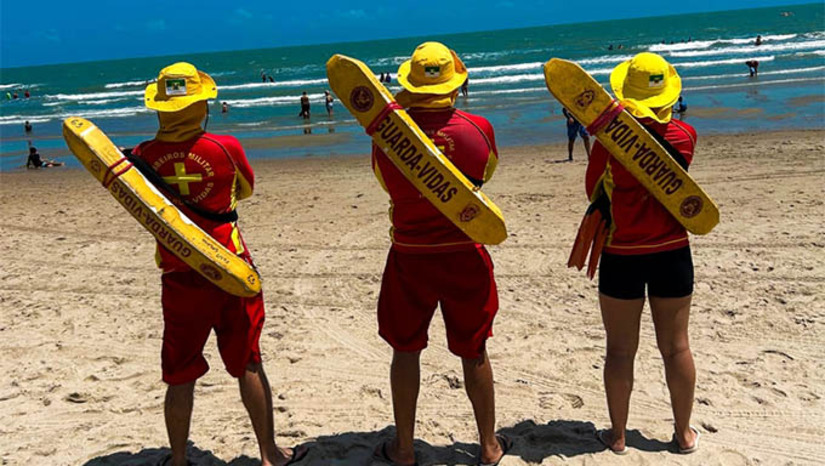 Imagem 1 - Número de resgates aquáticos durante o Carnaval no RN teve redução de 40%. O dado foi apresentado pelo Corpo de Bombeiros Militar, nesta quinta-feira (6). O comandante-geral do CBMRN, Coronel Monteiro, destacou que o aumento das ações preventivas foi fundamental para a redução dos riscos aos banhistas. “Nosso foco foi reforçar as orientações e garantir que os foliões aproveitassem o Carnaval com segurança. O aumento nas abordagens preventivas refletiu diretamente na redução de resgates e advertências, demonstrando que a conscientização da população faz a diferença”, afirmou. Imagem 1 - Número de resgates aquáticos durante o Carnaval no RN teve redução de 40%. O dado foi apresentado pelo Corpo de Bombeiros Militar, nesta quinta-feira (6). O comandante-geral do CBMRN, Coronel Monteiro, destacou que o aumento das ações preventivas foi fundamental para a redução dos riscos aos banhistas. “Nosso foco foi reforçar as orientações e garantir que os foliões aproveitassem o Carnaval com segurança. O aumento nas abordagens preventivas refletiu diretamente na redução de resgates e advertências, demonstrando que a conscientização da população faz a diferença”, afirmou.
