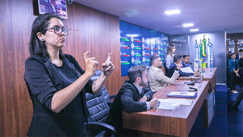 Imagem 1 - Intérpretes de Libras ainda podem se credenciar para atuar nas sessões da Câmara de Mossoró. O procedimento foi publicado no Diário Oficial de Mossoró (DOM) no dia 20 de fevereiro e tem como objetivo a contratação de profissionais para atuar na Casa Legislativa nos eventos e sessões. Os interessados podem realizar o credenciamento até o dia 19 de março, entregando a documentação necessária no setor de licitações da CMM, de segunda a sexta-feira, das 7h às 13h. Imagem 1 - Intérpretes de Libras ainda podem se credenciar para atuar nas sessões da Câmara de Mossoró. O procedimento foi publicado no Diário Oficial de Mossoró (DOM) no dia 20 de fevereiro e tem como objetivo a contratação de profissionais para atuar na Casa Legislativa nos eventos e sessões. Os interessados podem realizar o credenciamento até o dia 19 de março, entregando a documentação necessária no setor de licitações da CMM, de segunda a sexta-feira, das 7h às 13h.