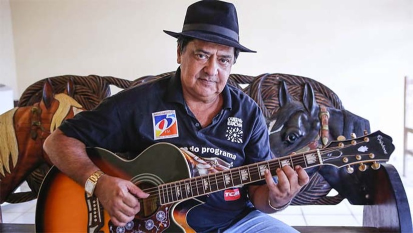 Imagem 1 - Zé Lima era conhecido pela trajetória musical e pelos amor ao Nordeste, ele faleceu no Hospital Regional Tarcísio Maia, onde estava internado na Unidade de Terapia Intensiva (UTI) com o quadro de saúde bastante debilitado, devido a complicações cardíacas e pulmonares. Natural de Santana do Matos, ele morou em Assu e posteriormente mudou-se para Mossoró. Amante da cultura popular e da poesia, Zé Lima também atuava na comunicação e apresentava desde 2008 o programa Coisa do Sertão na TV Cabo Mossoró (TCM), exaltando sempre a poesia e a cantoria, que era sua verdadeira paixão. Imagem 1 - Zé Lima era conhecido pela trajetória musical e pelos amor ao Nordeste, ele faleceu no Hospital Regional Tarcísio Maia, onde estava internado na Unidade de Terapia Intensiva (UTI) com o quadro de saúde bastante debilitado, devido a complicações cardíacas e pulmonares. Natural de Santana do Matos, ele morou em Assu e posteriormente mudou-se para Mossoró. Amante da cultura popular e da poesia, Zé Lima também atuava na comunicação e apresentava desde 2008 o programa Coisa do Sertão na TV Cabo Mossoró (TCM), exaltando sempre a poesia e a cantoria, que era sua verdadeira paixão.