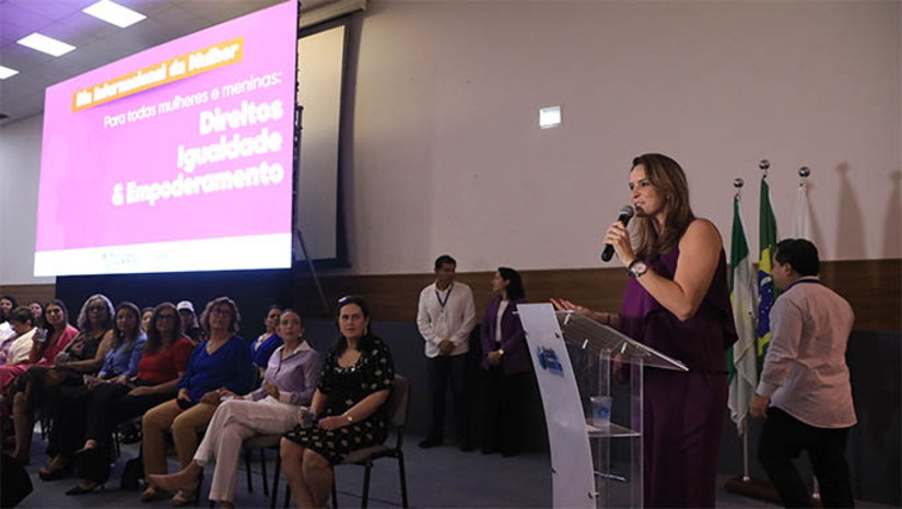 Imagem 1 - Governo do RN anuncia medidas que ampliam a seguridade e a proteção à mulher no RN . Entre as medidas, anunciadas nesta sexta-feira (7), durante a abertura da Semana da Mulher no Rio Grande do Norte, está a assinatura do decreto que institui a cota de 5% para a contratação de mulheres vítimas de violência em empresas terceirizadas do Governo do RN. O ato regulamenta leis estaduais que visam apoiar mulheres vítimas de violência doméstica por meio da reserva de vagas em empresas prestadoras de serviço ao governo e da criação do selo “Empresa Amiga da Mulher”. Imagem 1 - Governo do RN anuncia medidas que ampliam a seguridade e a proteção à mulher no RN . Entre as medidas, anunciadas nesta sexta-feira (7), durante a abertura da Semana da Mulher no Rio Grande do Norte, está a assinatura do decreto que institui a cota de 5% para a contratação de mulheres vítimas de violência em empresas terceirizadas do Governo do RN. O ato regulamenta leis estaduais que visam apoiar mulheres vítimas de violência doméstica por meio da reserva de vagas em empresas prestadoras de serviço ao governo e da criação do selo “Empresa Amiga da Mulher”.