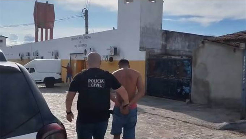 Imagem 1 - Homem é preso por agredir namorada adolescente e quebrar o celular dela. O suspeito, um homem de 18 anos, foi preso nesta sexta-feira (18), pela equipe da Deam de Pau dos Ferros. A vítima, uma adolescente de 17 anos, compareceu à delegacia, onde relatou o ocorrido e foi submetida a exame de corpo de delito, que confirmou as agressões. O dano ao aparelho celular também foi registrado no boletim de ocorrência. A Polícia Civil reforça a importância das denúncias e orienta vítimas de violência doméstica a procurarem as delegacias especializadas. Imagem 1 - Homem é preso por agredir namorada adolescente e quebrar o celular dela. O suspeito, um homem de 18 anos, foi preso nesta sexta-feira (18), pela equipe da Deam de Pau dos Ferros. A vítima, uma adolescente de 17 anos, compareceu à delegacia, onde relatou o ocorrido e foi submetida a exame de corpo de delito, que confirmou as agressões. O dano ao aparelho celular também foi registrado no boletim de ocorrência. A Polícia Civil reforça a importância das denúncias e orienta vítimas de violência doméstica a procurarem as delegacias especializadas.