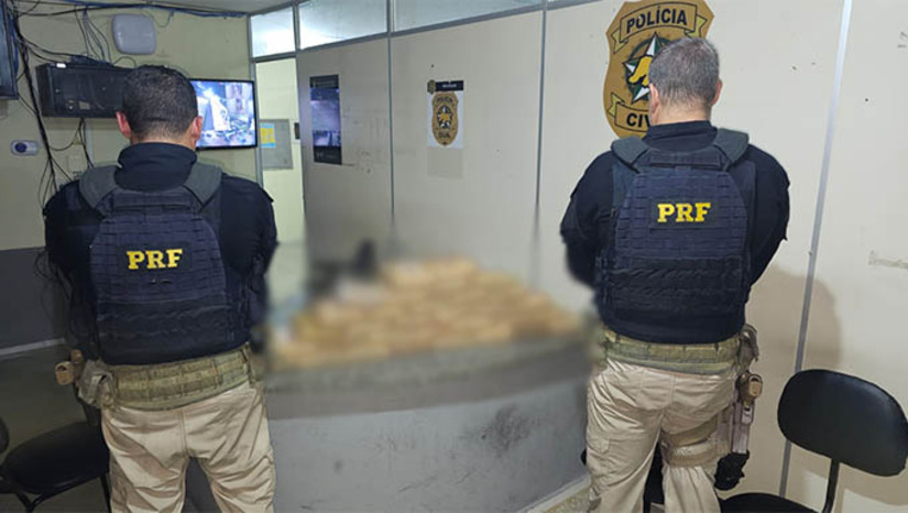 Imagem 1 - PRF prende dois homens e uma mulher transportando quase R$ 1 milhão em Skunk na BR-304. Os presos, um de 28 anos, outro de 34 anos e uma mulher de 31 anos, foram abordados pelos policiais por volta das 20h40 deste domingo (9), no Km 236 da BR-304, na altura do município de Riachuelo. A droga estava sendo transportada em um veículo GM/Astra Sedan, de Fortaleza para Natal. Ao todo, foram apreendidos 32 tabletes de Skunk, totalizando aproximadamente 30 kg da droga. A apreensão causou um prejuízo aos criminosos de quase R$ 1 milhão. Imagem 1 - PRF prende dois homens e uma mulher transportando quase R$ 1 milhão em Skunk na BR-304. Os presos, um de 28 anos, outro de 34 anos e uma mulher de 31 anos, foram abordados pelos policiais por volta das 20h40 deste domingo (9), no Km 236 da BR-304, na altura do município de Riachuelo. A droga estava sendo transportada em um veículo GM/Astra Sedan, de Fortaleza para Natal. Ao todo, foram apreendidos 32 tabletes de Skunk, totalizando aproximadamente 30 kg da droga. A apreensão causou um prejuízo aos criminosos de quase R$ 1 milhão.