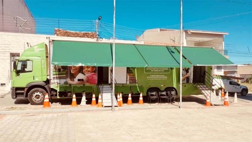 Imagem 1 - A carreta atenderá a população até sábado (15), sempre das 8h30 às 16h30 (com intervalo de fechamento entre 12h e 13h para almoço). Também será possível efetuar o pagamento de contas de energia através de cartão de crédito, débito e/ou PIX com possibilidade de parcelamento. A iniciativa integra o Programa de Eficiência Energética da Neoenergia Cosern e é regulado pela Agência Nacional de Energia Elétrica (Aneel). Com ele, a distribuidora visa incentivar o consumo consciente de energia elétrica, reduzir a conta de luz e auxiliar no processo de descarbonização em sua área de concessão. Imagem 1 - A carreta atenderá a população até sábado (15), sempre das 8h30 às 16h30 (com intervalo de fechamento entre 12h e 13h para almoço). Também será possível efetuar o pagamento de contas de energia através de cartão de crédito, débito e/ou PIX com possibilidade de parcelamento. A iniciativa integra o Programa de Eficiência Energética da Neoenergia Cosern e é regulado pela Agência Nacional de Energia Elétrica (Aneel). Com ele, a distribuidora visa incentivar o consumo consciente de energia elétrica, reduzir a conta de luz e auxiliar no processo de descarbonização em sua área de concessão.