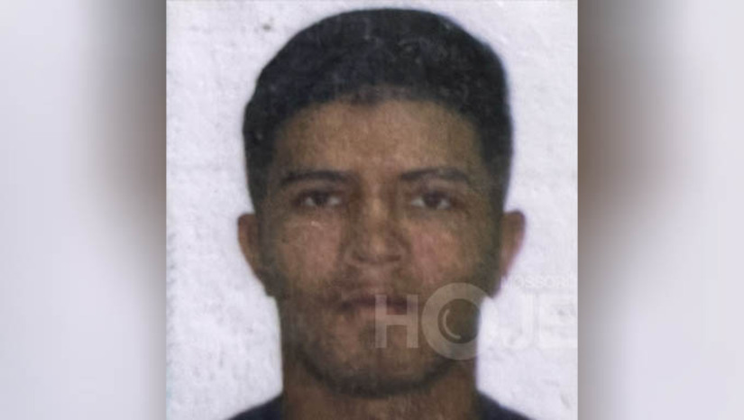 Imagem 1 - Cearense tem apartamento invadido e é executado a tiros no município de Tibau. André Giusepe Rodrigues Sousa, de 21 anos, foi morto com disparos de pistola e revólver. O crime aconteceu durante a madrugada desta segunda-feira (10). Segundo informações da Polícia Militar, ele estava dentro do apartamento, localizado em um residencial, no Centro de Tibau, quando o local foi invadido. Testemunhas afirmaram que os suspeitos estavam encapuzados e fugiram logo após matarem a vítima. A polícia civil vai investigar a motivação e autoria do crime. Imagem 1 - Cearense tem apartamento invadido e é executado a tiros no município de Tibau. André Giusepe Rodrigues Sousa, de 21 anos, foi morto com disparos de pistola e revólver. O crime aconteceu durante a madrugada desta segunda-feira (10). Segundo informações da Polícia Militar, ele estava dentro do apartamento, localizado em um residencial, no Centro de Tibau, quando o local foi invadido. Testemunhas afirmaram que os suspeitos estavam encapuzados e fugiram logo após matarem a vítima. A polícia civil vai investigar a motivação e autoria do crime.