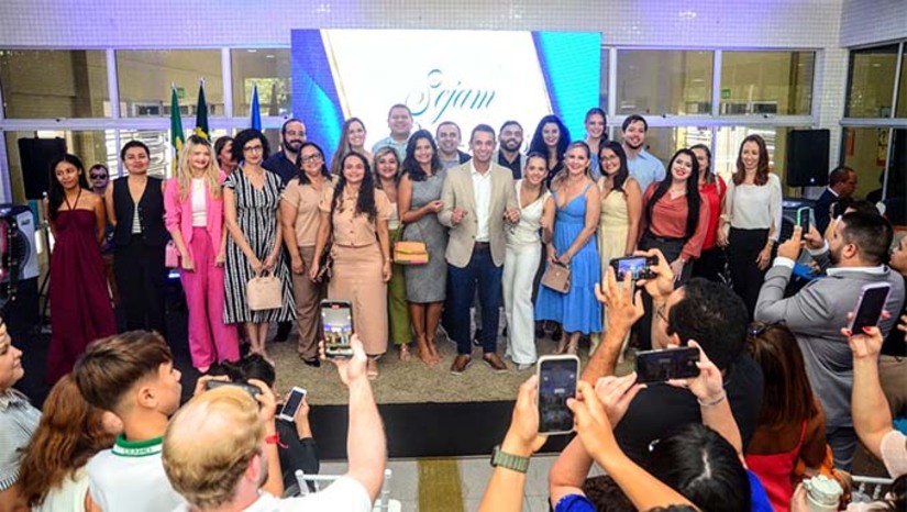 Imagem 1 -  No total, 26 servidores da saúde aprovados no último concurso público foram empossados pelo prefeito Allyson Bezerra nesta terça-feira (25). Eles vão atuar no Centro Especializado em Reabilitação (CER) e no Centro de Atenção Psicossocial Infantil (CAPSi), reforçando a rede básica de saúde. O reforço das equipes garantirá a ampliação de atendimentos para pessoas com deficiência.