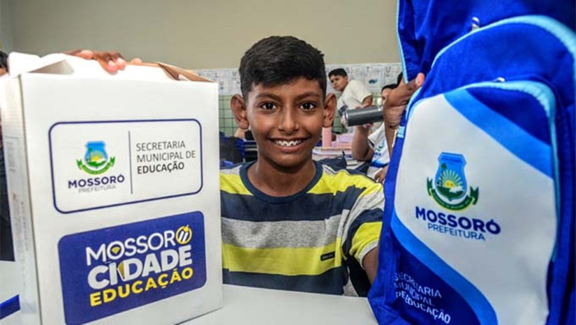 Imagem 1 - A chegada do primeiro carregamento de material escolar foi acompanhada pelo prefeito Allyson Bezerra e pelo vice-prefeito Marcos. Ainda na manhã desta terça-feira os kits foram preparados para serem entregues nas unidades. O prefeito Allyson Bezerra informou que todos receberão não somente os materiais escolares, mas também o fardamento completo que inclui o tênis, e a partir deste ano, o moletom para todo os alunos da rede municipal de ensino. Imagem 1 - A chegada do primeiro carregamento de material escolar foi acompanhada pelo prefeito Allyson Bezerra e pelo vice-prefeito Marcos. Ainda na manhã desta terça-feira os kits foram preparados para serem entregues nas unidades. O prefeito Allyson Bezerra informou que todos receberão não somente os materiais escolares, mas também o fardamento completo que inclui o tênis, e a partir deste ano, o moletom para todo os alunos da rede municipal de ensino.