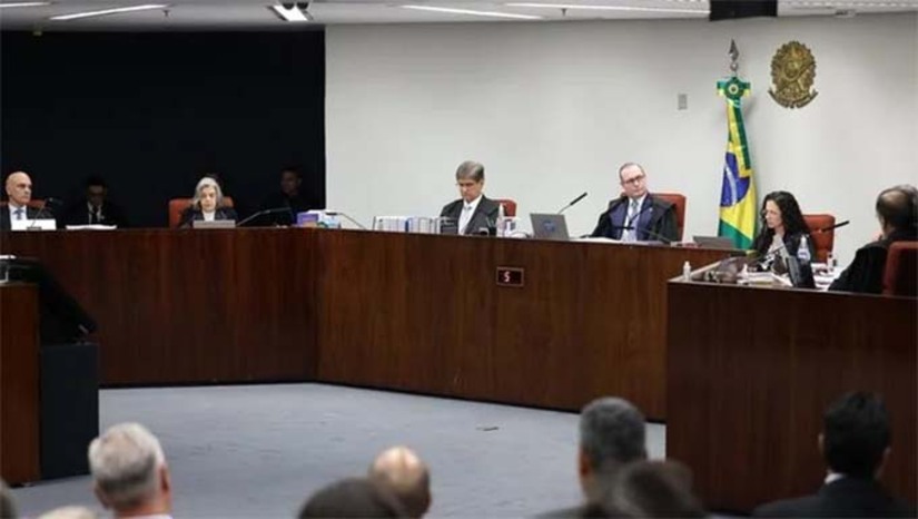 Imagem 1 - Se a maioria dos magistrados votar pela aceitação da denúncia da PGR, Bolsonaro e mais sete acusados passarão à condição de réus e vão responder a uma ação penal no STF pelos crimes de organização criminosa armada, tentativa de abolição violenta do Estado Democrático de Direito, golpe de Estado, dano qualificado pela violência e grave ameaça e deterioração de patrimônio tombado. Imagem 1 - Se a maioria dos magistrados votar pela aceitação da denúncia da PGR, Bolsonaro e mais sete acusados passarão à condição de réus e vão responder a uma ação penal no STF pelos crimes de organização criminosa armada, tentativa de abolição violenta do Estado Democrático de Direito, golpe de Estado, dano qualificado pela violência e grave ameaça e deterioração de patrimônio tombado.