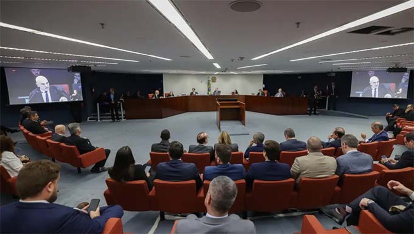 Imagem 1 - É a primeira vez que um ex-presidente eleito é colocado no banco dos réus por crimes contra a ordem democrática estabelecida com a Constituição de 1988. O relator, Ministro Alexandre de Morais votou para que Bolsonaro também responda, na condição de réu no Supremo, aos crimes de organização criminosa armada, dano qualificado pelo emprego de violência e grave ameaça e deterioração de patrimônio tombado. Se somadas, todas as penas superam os 30 anos de cadeia. Imagem 1 - É a primeira vez que um ex-presidente eleito é colocado no banco dos réus por crimes contra a ordem democrática estabelecida com a Constituição de 1988. O relator, Ministro Alexandre de Morais votou para que Bolsonaro também responda, na condição de réu no Supremo, aos crimes de organização criminosa armada, dano qualificado pelo emprego de violência e grave ameaça e deterioração de patrimônio tombado. Se somadas, todas as penas superam os 30 anos de cadeia.