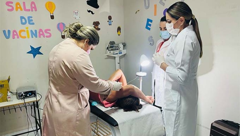 Imagem 1 -  Entre os dias 17 e 21 de março, diversas Unidades Básicas de Saúde (UBS’s) e o Centro de Saúde do município receberam médicos especialistas para oferecer um atendimento mais amplo e qualificado. A semana contou com atendimentos em Psiquiatria, Endocrinologia, Pequenas Cirurgias e Ultrassonografia, distribuídos entre o Centro de Saúde de Apodi e a UBS Lagoa Seca. A ação contemplou um grande número de pacientes, garantindo assistência especializada em diversas áreas da saúde.