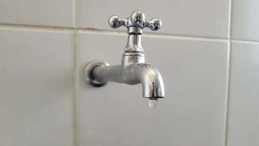 Imagem 1 -  O abastecimento foi reduzido para que a companhia execute a retirada de um vazamento na rede de distribuição água, que ocorreu durante a execução de obras de duplicação das pontes na Avenida Presidente Dutra. Segundo a companhia, a previsão é que o trabalho seja concluído até às 20h desta quinta-feira (27). Após a conclusão, o abastecimento deverá ser normalizado num prazo de até 48 horas.