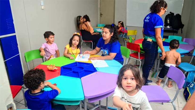 Imagem 1 - Os auxiliares de sala de aula são profissionais responsáveis por dar suporte aos professores nas salas de aula com alunos autistas ou Pessoa com Deficiência (PcD). O prefeito Allyson Bezerra destacou que o projeto faz parte de um estudo feito pela Secretaria Municipal de Educação (SME) com o objetivo de solucionar esse problema da falta de auxiliares de sala de aula. O projeto propõe a contratação de 800 auxiliares. Imagem 1 - Os auxiliares de sala de aula são profissionais responsáveis por dar suporte aos professores nas salas de aula com alunos autistas ou Pessoa com Deficiência (PcD). O prefeito Allyson Bezerra destacou que o projeto faz parte de um estudo feito pela Secretaria Municipal de Educação (SME) com o objetivo de solucionar esse problema da falta de auxiliares de sala de aula. O projeto propõe a contratação de 800 auxiliares.